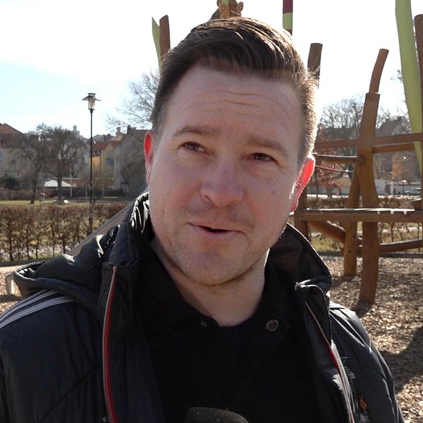 Lina Nyström och Adam Rudelius intervjuas om dricksvattenproblemen på Gotland.