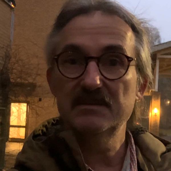 En delad bild som visar två sektioner. Den vänstra sektionen visar en person i gula arbetskläder som städar i en ljus, inredd lokal med avfall som ligger på golvet. Den högra sektionen visar en person utomhus i svagt ljus med en bakgrund av sillhouette-formade byggnader och fönster som är belysta i mörker.