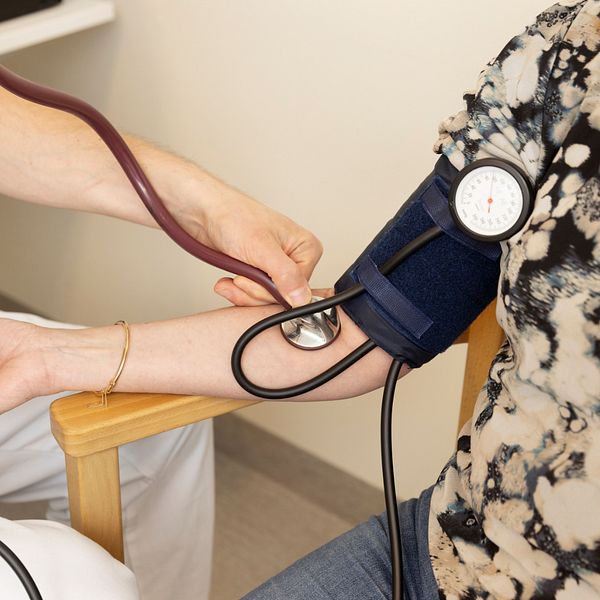 Emma Furberg mäter blodtryck på en patient i primärvården
