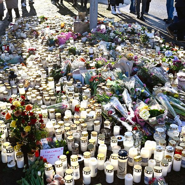 Delad bild: Till vänster visas en skärmdump av en social media-tråd med kommentarer som reagerar med hjärt- och gråtemojis. Till höger ser vi en minnesplats utomhus, fylld med levande ljus och blommor som lagts för att hedra någon som gått bort.