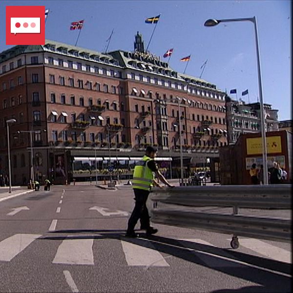 Poliser bevakar avspärrad gata framför Grand Hôtel i centrala Stockholm.