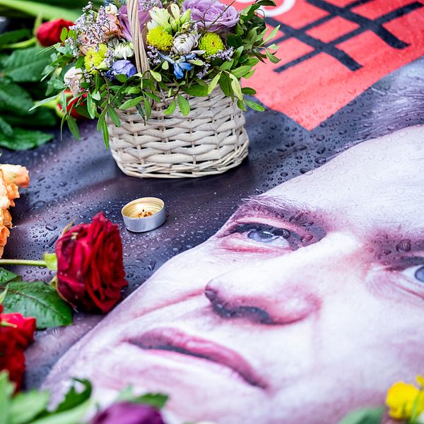 Navalnyjs bild i ett hav av blommor.