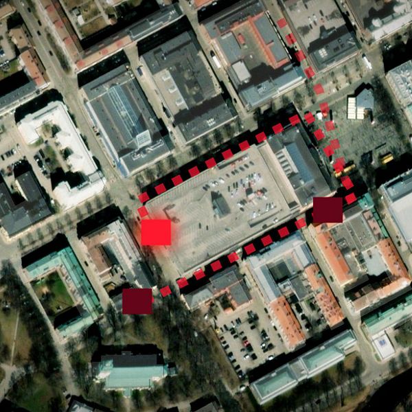 Bild delad i två sektioner. Vänstra sektionen visar en nattscen med en person som står utanför en byggnad med neonskyltar som visar ”MOKAI” och ”Kjell & Co”. Högra sektionen är en satellitbild av ett stadsområde med en utskriven rutt markerad i röd streckad linje som går igenom kvarteren.