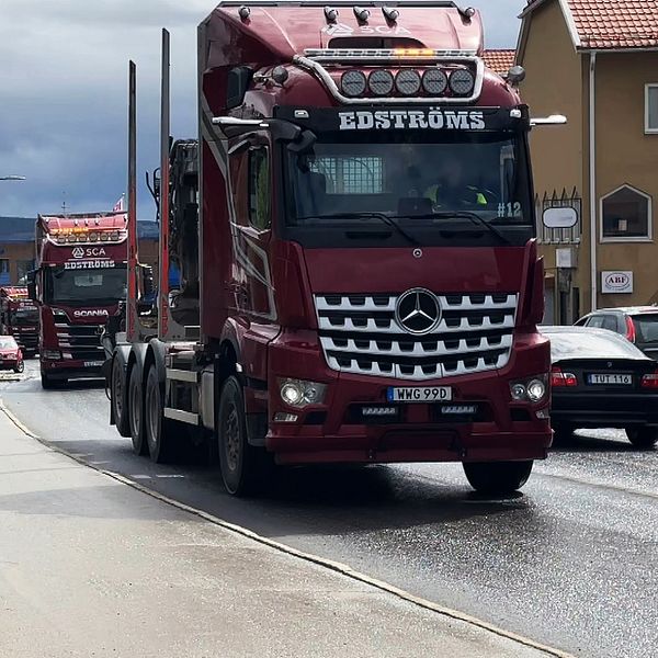 Flera lastbilar åker genom centrala Vilhelmina under demonstrationen