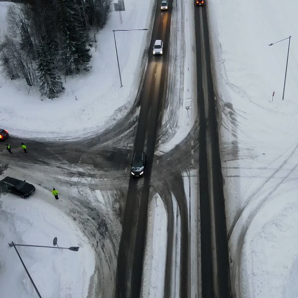 Vänster meteorolog Nils Holmqvist, höger en drönarbild på en väg med bilar i ett snöigt landskap