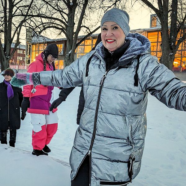 Hannele Sjö och de andra kvinnorna i Strängnäs tantparkourgrupp balanserar på en sandlådekant i en lekpark intill Multeum