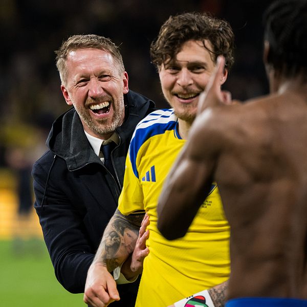 Svenska herrlandslaget i gula tröjor under en fotbollsmatch