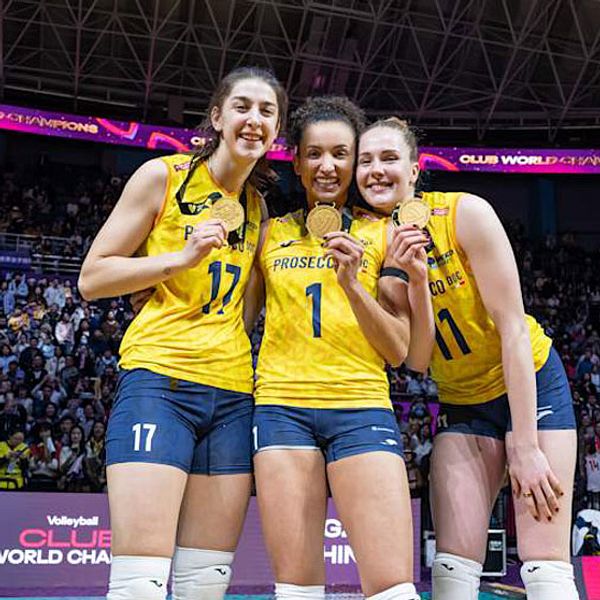 Två sektioner visar volleybollspelare i glädje. Till vänster omfamnar två spelare varandra efter en framgångsrik match. Till höger poserar tre spelare stolt med medaljer efter att ha vunnit en turnering.