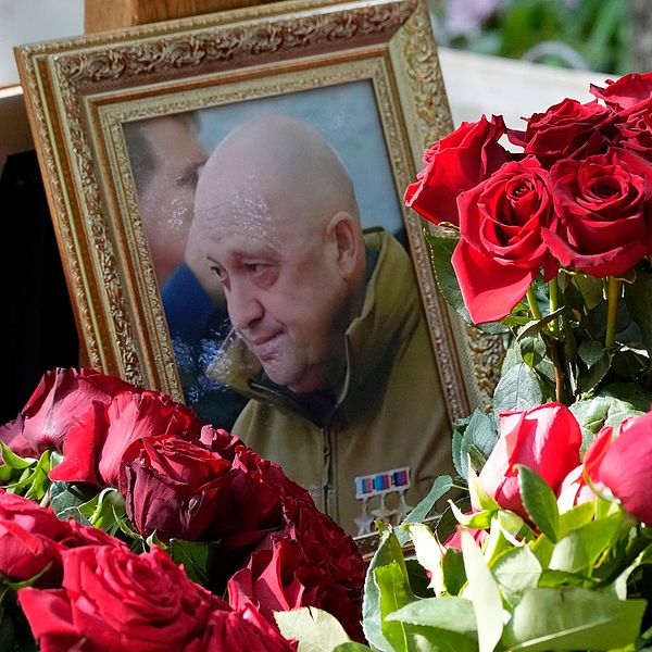 Till vänster: Bert Sundström på redaktionen. Till höger: Rosor vid en inramad bild på Prigozjin