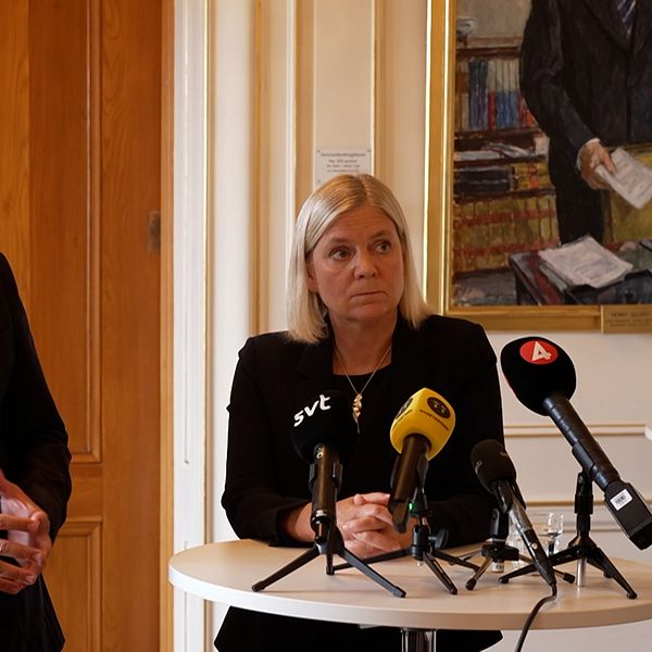 Magdalena Andersson (S), partiledare och Tobias Baudin (S), partisekretare för Socialdemokraterna på pressträff om kombilotterna.