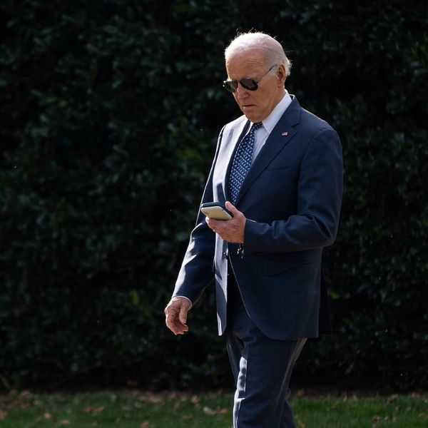 Joe Biden på Tiktok till vänster. Till höger en bild på Biden som håller i en mobiltelefon,