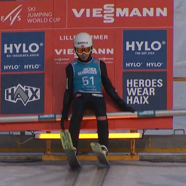 En delad bild som visar en skidåkare i svart och turkos utrustning. Till vänster står skidåkaren på en skidbacke och lyfter armarna i en segergest. Till höger sitter skidåkaren på en bänk vid en skylt som representerar Ski Jumping World Cup, med sponsormärken och logotyper synliga i bakgrunden.