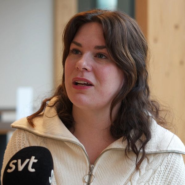 En skolelev kollar sin mobiltelefon/Julia Berg (S) ordförande i nämnd i Växjö kommun