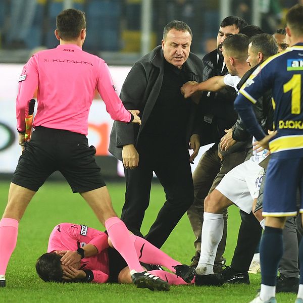 Jonas Eriksson, tidigare elitdomare, ger sin bild av de våldsamheter som inträffade i en fotbollsmatch i Turkiet.