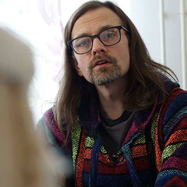 Kursdeltagare på Jämshögs folkhögskolas pedagoskit äventyr. Tvådelad bild. Till vänster en bild på Maria Nilsson med blont hår och blå och vit prickig tröja. Hon sitter ner. Till höger Mikael Ahlgren i långt brunt hår, skägg och flerfärgad tröja.