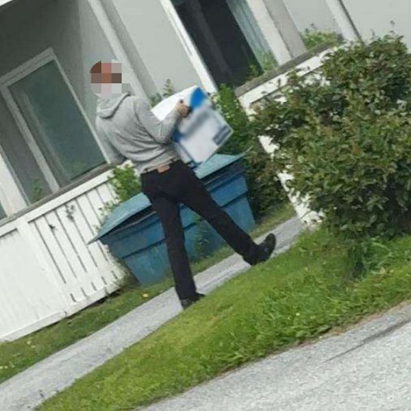 En man som bär en flyttlåda.