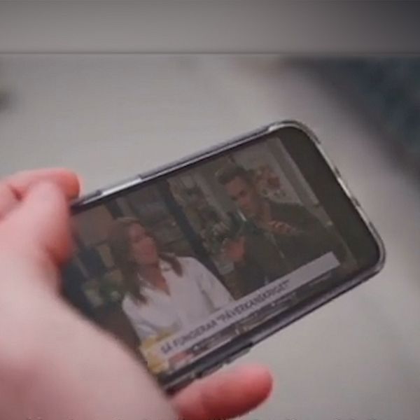 TV4-loggan och en person hållandes i en smarttelefon.