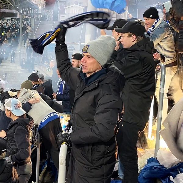 Supportrar på ståplatsläktaren firar GIF Sundsvalls ledningsmål genom att sjunga och att vifta med halsdukar