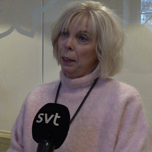 Skylt med texten ”barnmorskemottagningen i centrala Karlstad” och kvinna i rosa tröja.