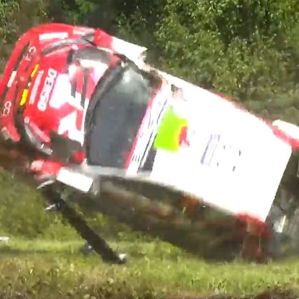 Elfyn Evans bil kraschar och voltar i finska VM-rallyt