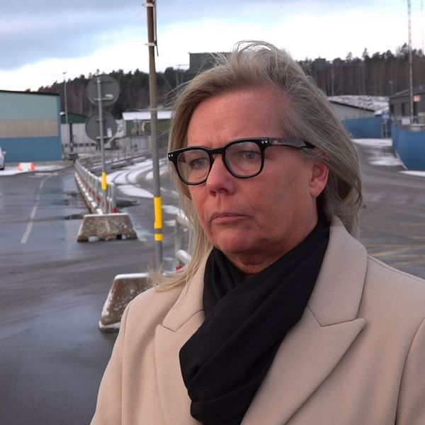 Kvinna och skylt på Tjörn