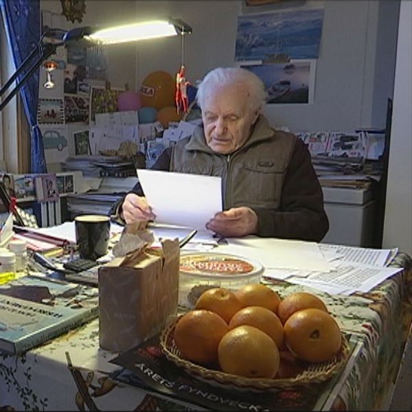 85-årige Arne Gavelin sitter vid sitt skrivbord hemma i Bredbyn.