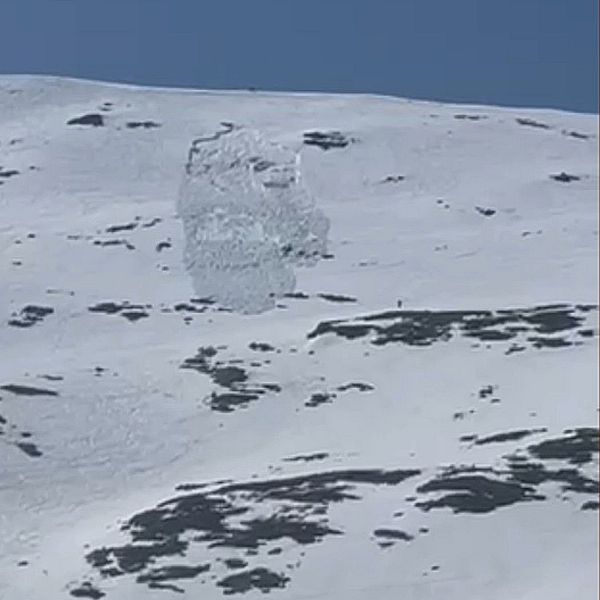 Här syns en skidåkare komma ut ur lavinen vid Tväråklumparna