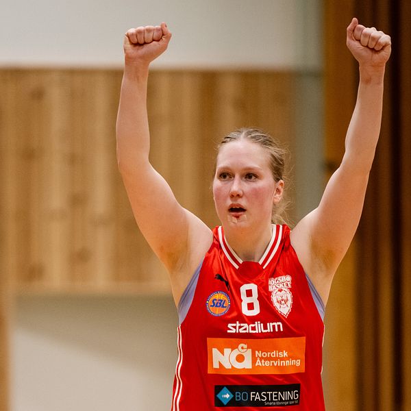 Högsbos Louise Noaksson jublar efter basketmatchen i damernas SBL mellan Alvik och Högsbo den 24 januari 2024 i Stockholm.