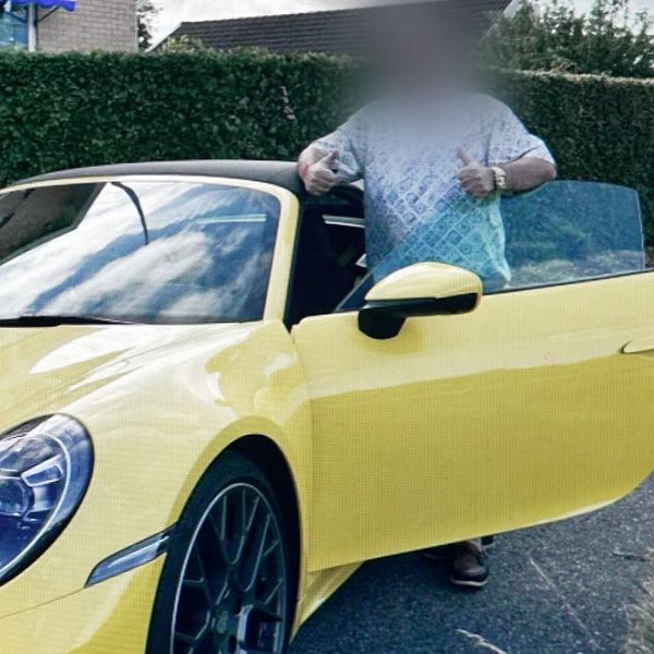 Tvådelad bild. Vänster: Person i kofta. Höger: Gul sportbil vid trottoar.