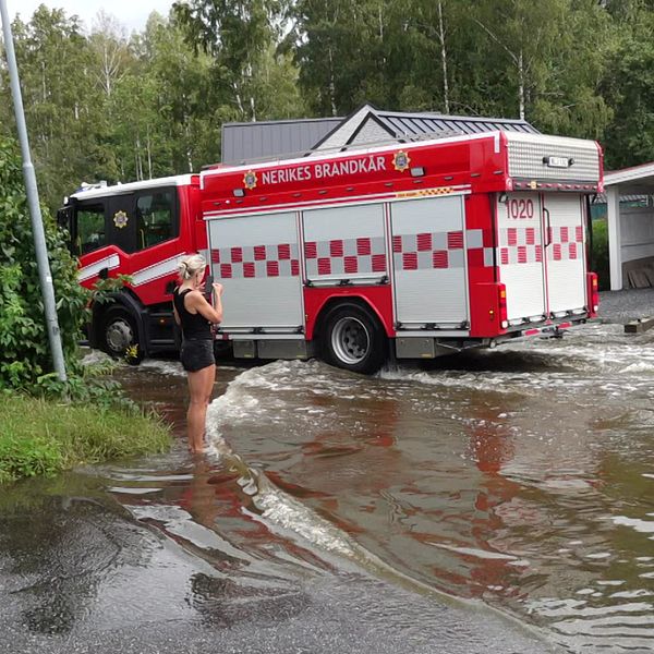Brandbil kör på översvämmad gata i Rynninge i Örebro