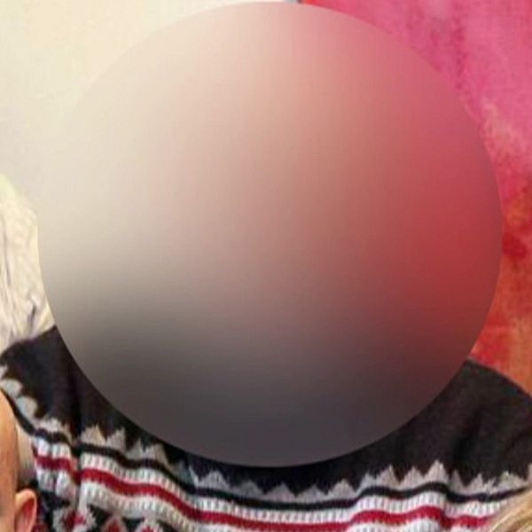 En delad bild som visar två sektioner. Den vänstra sektionen innehåller en tidningssida med rubriken ”15-åring tilstårr drapet”, och detaljer som handlar om en brottsutredning. Den högra sektionen visar en person med blurrat ansikte, som bär en randig tröja och sitter i en inomhusmiljö.