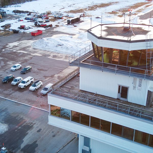 Två bilder i en. Patrik Gustavsson miljöchef och flygplatsen med tornet i förgrunden.