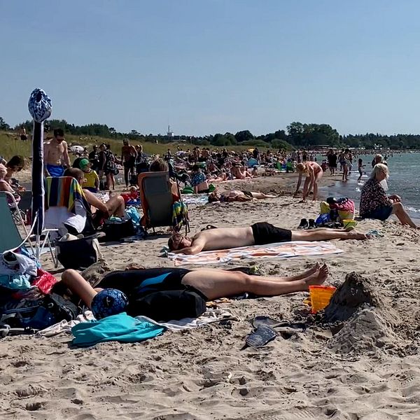 Tvådelad bild. Till vänster syns My Wrethagen. Längre till höger: folk solar och badar på en solig strand.