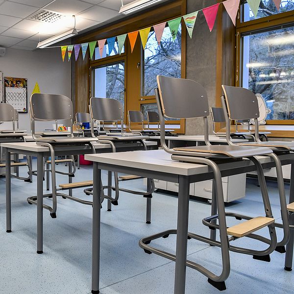 Tomt klassrum med stolar som ställts upp på bänkar.