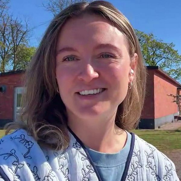 Delad bild. Till vänster: olika rätter på ett matbord. Till höger: person utomhus vid röd byggnad.