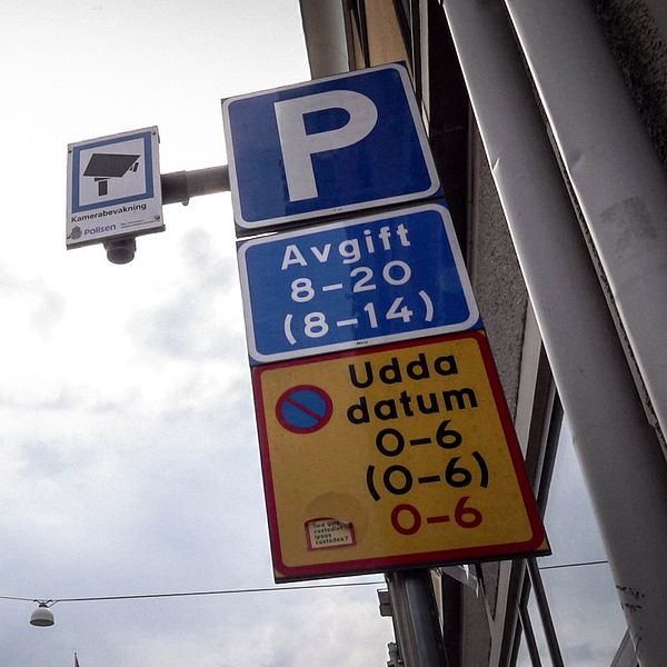 Moderata ordföranden i servicenämnden i Örebro, till höger en parkeringsskylt med datum.