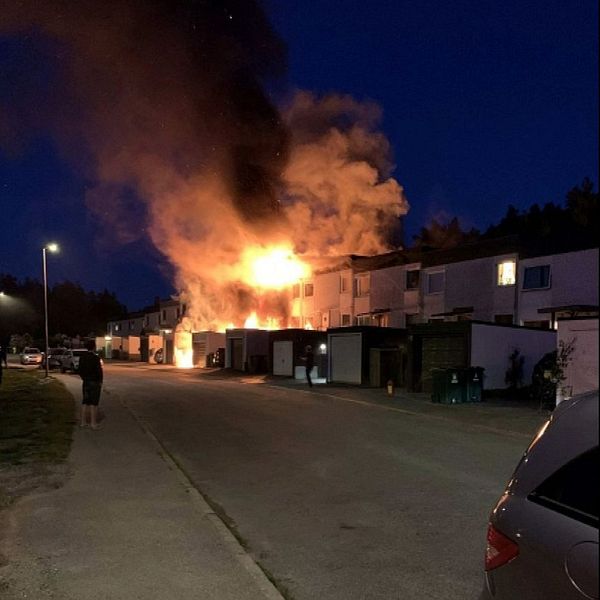 Brinnande bil och granater som skickats som hot mot politiker i Huddinge