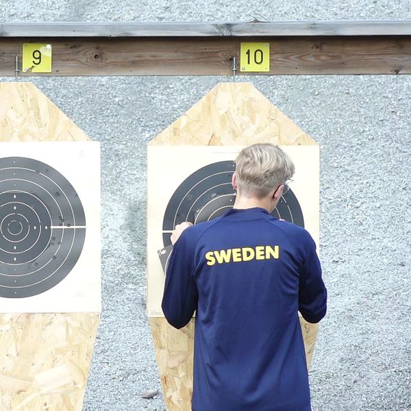 En delad bild som visar två scener inom skytte. Till vänster står en skytt med gevär i en träningslokal, redo att avfyra. Till höger är en annan skytt som fokuserar på sina mål på en utomhusbana, med en tröja som har texten ”SWEDEN”.