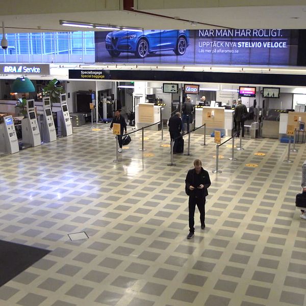 Delad bild. Till vänster: flygplan på landningsbana. Till höger: nästan tom avgångshall.