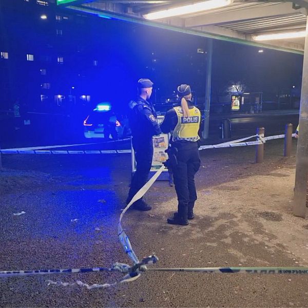 Bildmontage på man i polisuniform som står i en aktivitetspark en solig sommardag och bild från en avspärrad brottsplats nattetid där två poliser pratar med varandra.