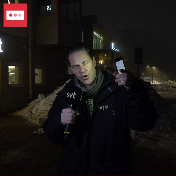 I bild till vänster: Ljusterapiforskaren Arne Lowden. I bild till höger: SVT:s reporter Lari Honkanen står i mörkret och lyser på sitt ansikte med mobiltelefonens ficklampsfunktion.