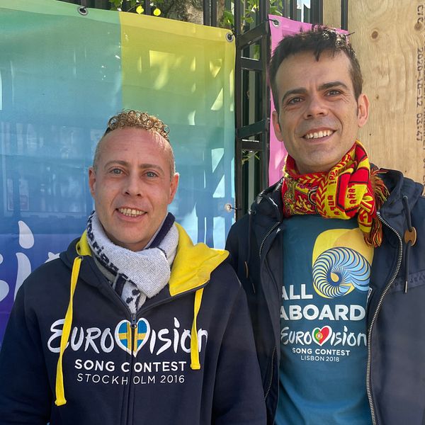 Två män i Eurovisionkläder som tycker till om kampanjen mot sexköp
