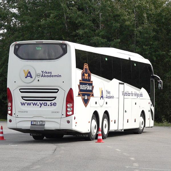 Josefin Kihlberg i uniform samt en tävlingsbuss vid bussförar-SM utanför Arlanda.