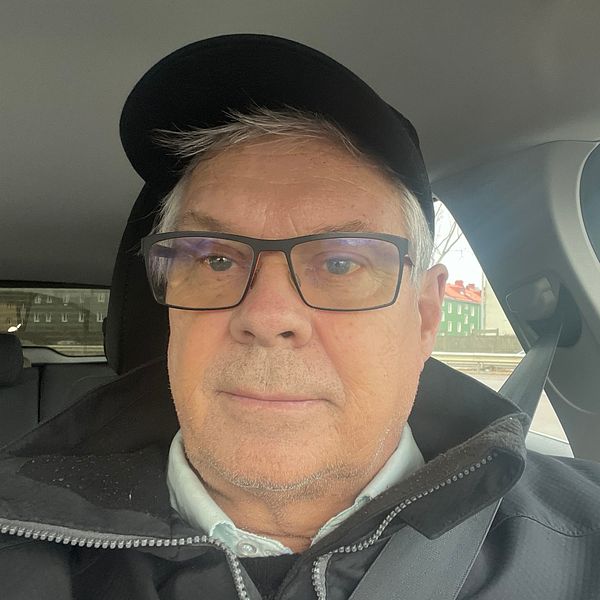 Delad bild med två sektioner, båda visar en man i bil med suddiga ansikten. Den vänstra delen visar mannen i ett utomhusmiljö, medan den högra visar honom inuti en bil med en keps.