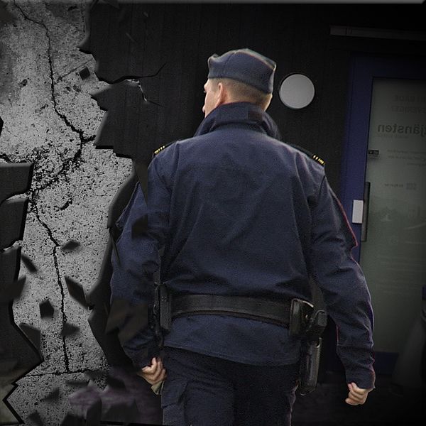 En norsk och en svensk polis tittar på varandra. En grafisk spricka mellan dem.