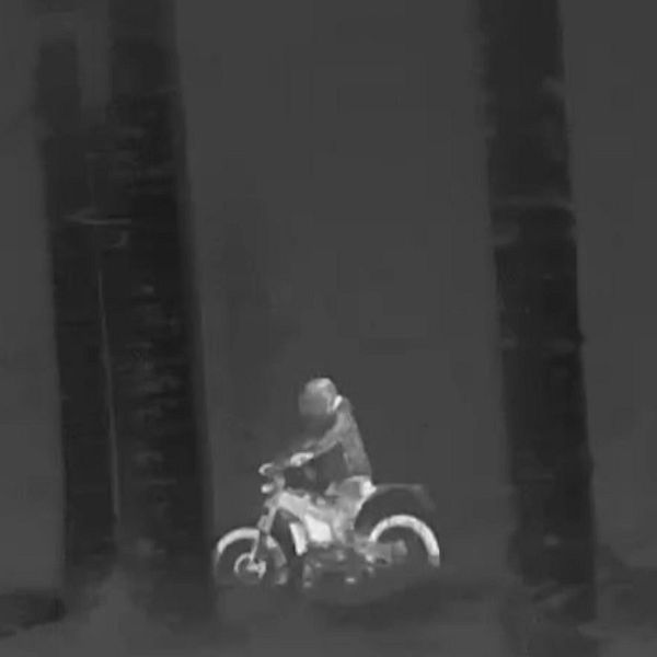 Delad bild. Till vänster: nedgrävd metallbehållare i marken. Till höger: värmebild av motorcyklist.