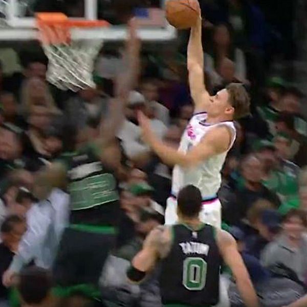 Tvådelad bild. Vänster: Pelle Larsson, basketspelare, dribblar förbi försvarare. Höger: Larsson dunkar över motståndare.