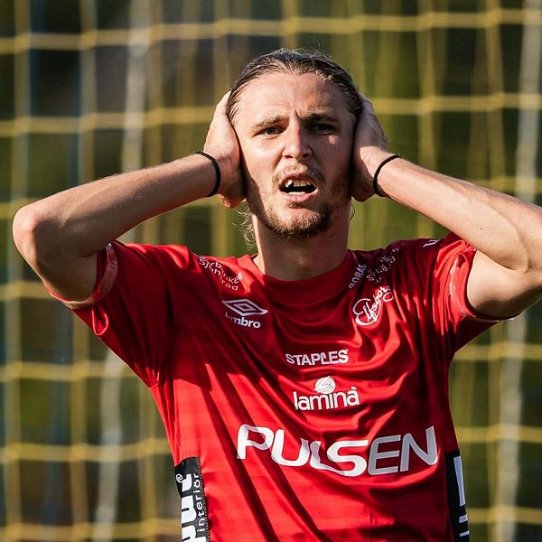 Till vänster i bild Johan Claesson på SvFF, till höger Pawel Cibicki.