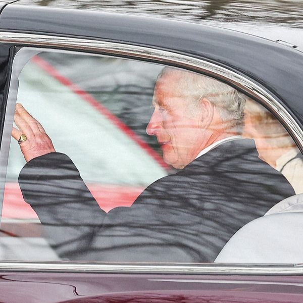 Kung Charles helikopter lämnar Buckingham Palace