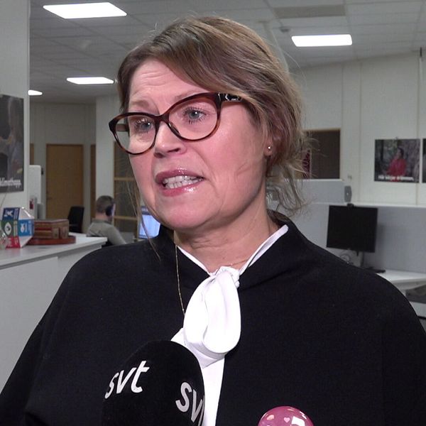 En delad bild med två sektioner. Vänstra delen visar ett rum med flera klädställningar fyllda med olika typer av kläder, inklusive skjortor och klänningar i olika färger och mönster. Högra delen visar en person i ett kontorsmiljö, som håller en mikrofon märkt med SVT-logotypen, tydligt redo för en intervju.